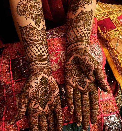 What Indo Arabic design you seeing in the image that was design by the best mehndi designer in Mathura city, Vijay Mehndi Art & Permanent Tattoo Art.