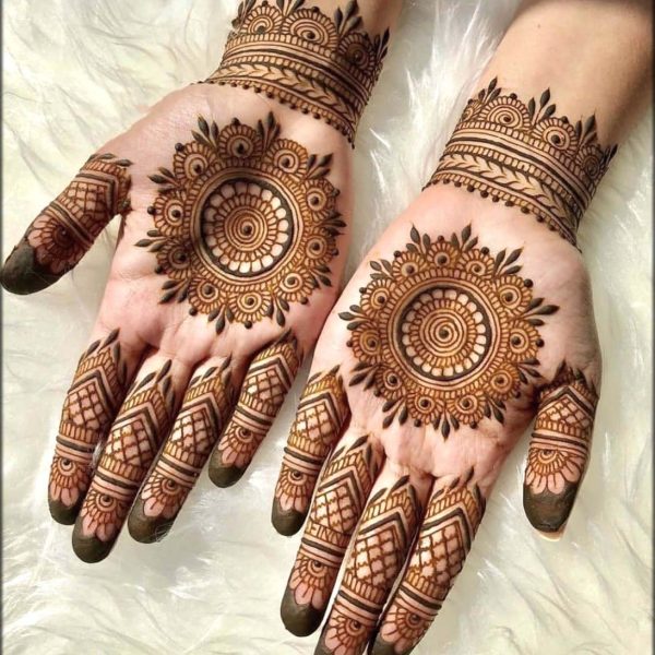 In thus image you can see a Pakistani mehndi design by one of the best pakistani mehndi designer in jhansi, Vijay Mehndi Art & Permanent Tattoo Art.