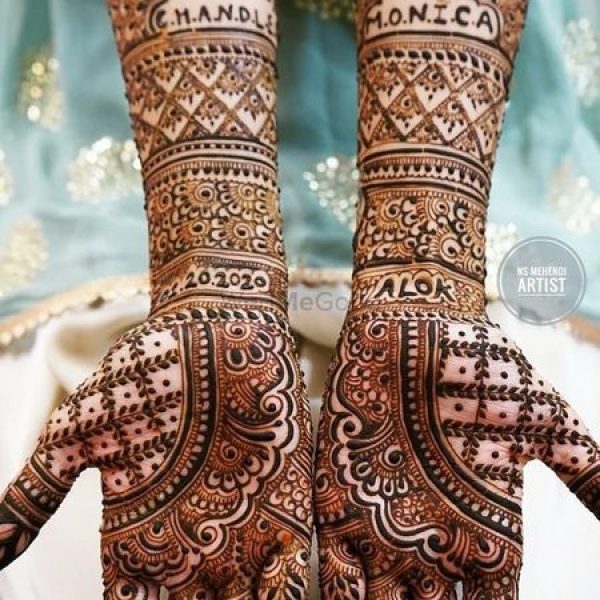 In this image you can see a bombay mehndi design by one of the best bombay mehndi designer in jhansi, Vijay Mehndi Art & Permanent tattoo Art