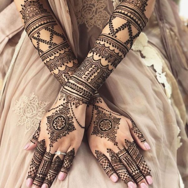Back-Hand-Elaborate-Diamond-Mehendi-819x1024