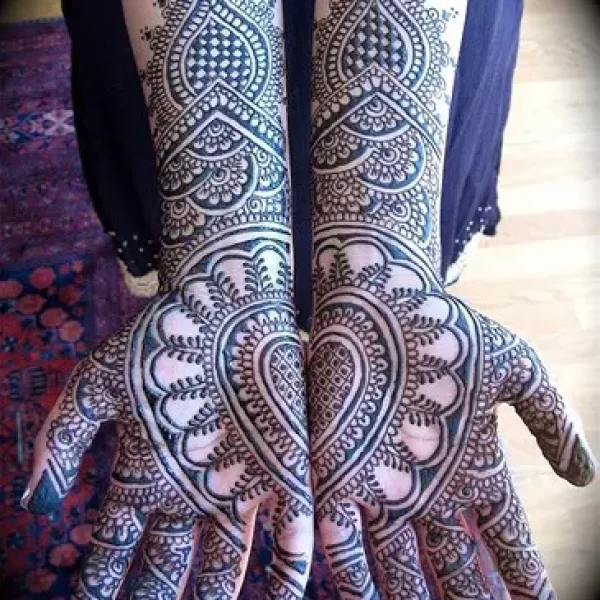 In this image you can see a bombay mehndi design by one of the best bombay mehndi designer in jhansi, Vijay Mehndi Art & Permanent tattoo Art