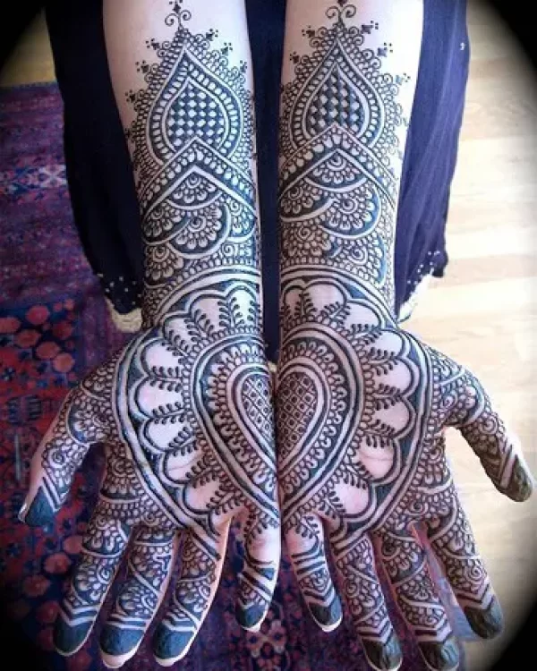 In this image you can see a bombay mehndi design by one of the best bombay mehndi designer in jhansi, Vijay Mehndi Art & Permanent tattoo Art