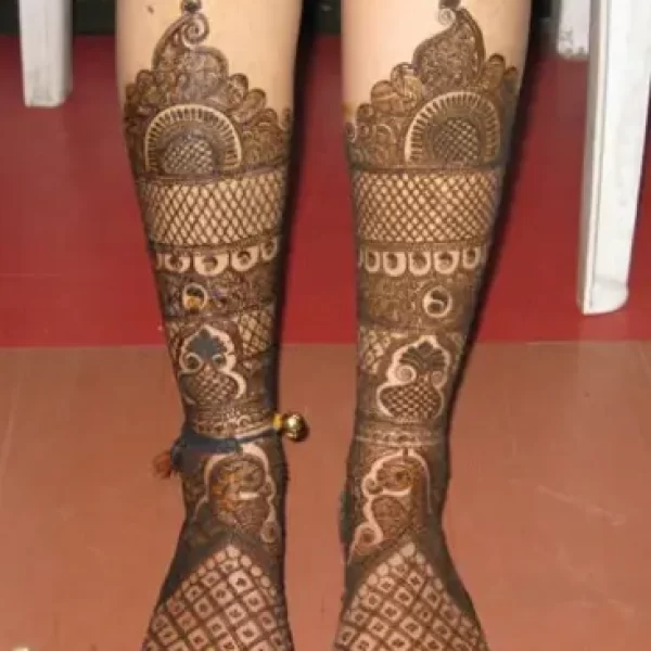 In this image you can see a bombay mehndi design by one of the best bombay mehndi designer in jhansi, Vijay Mehndi Art & Permanent tattoo Art