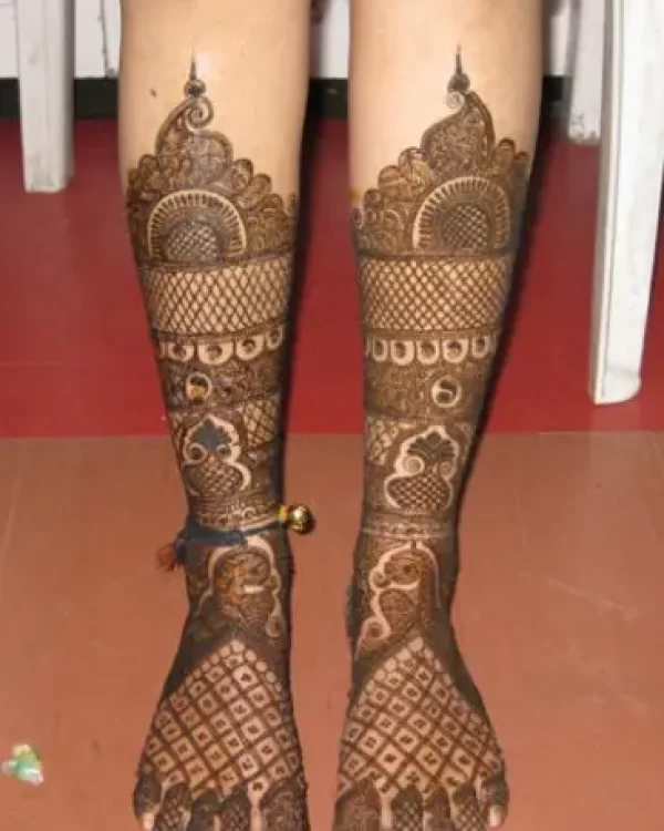 In this image you can see a bombay mehndi design by one of the best bombay mehndi designer in jhansi, Vijay Mehndi Art & Permanent tattoo Art