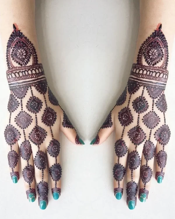 In thus image you can see a Pakistani mehndi design by one of the best pakistani mehndi designer in jhansi, Vijay Mehndi Art & Tattoo Art.