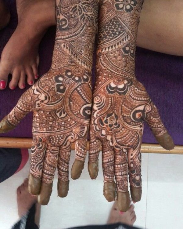 In this image you can see a indo western mehndi design by one of the best indo western mehndi designer in jhansi, Vijay Mehndi Art & Permanent Tattoo Art.