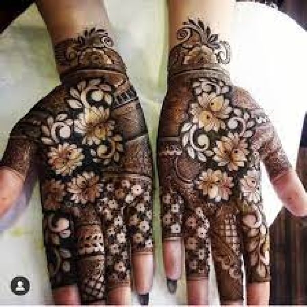 In this image you can see a madhubani mehndi design by one of the best madhubani mehndi designer in jhansi, Vijay Mehndi Art & Permanent Tattoo Art