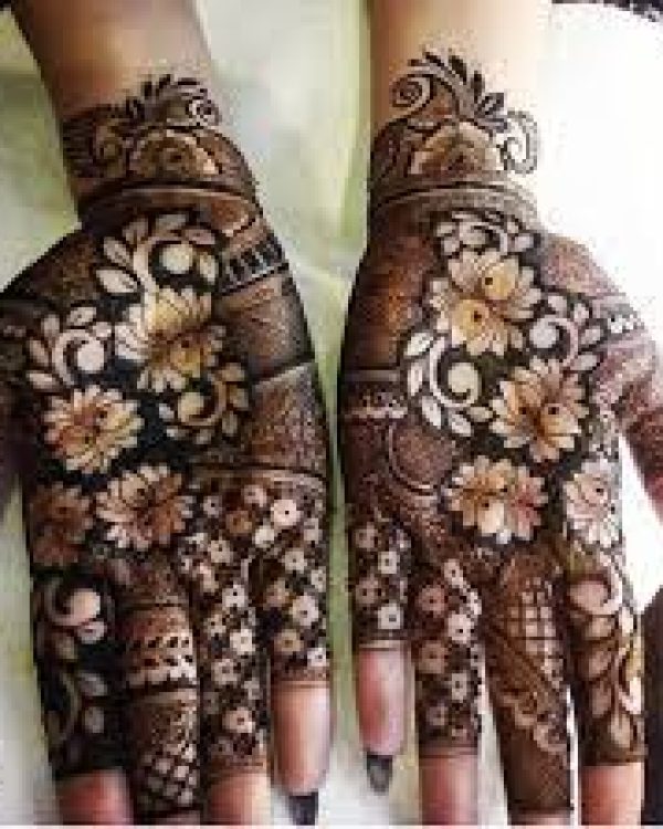 In this image you can see a madhubani mehndi design by one of the best madhubani mehndi designer in jhansi, Vijay Mehndi Art & Permanent Tattoo Art