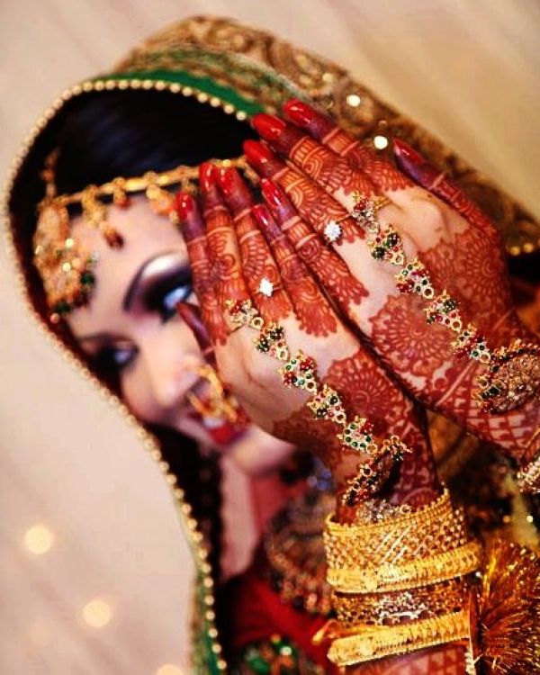 In this image you can see a bride who showing her Mehndi design, this design by on of the best bridal mehndi designer in jhansi, Vijay Mehndi Art & Permanent Tattoo Art