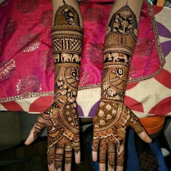 In this image you can see a bombay mehandi design by one of the best bombay mehandi designer in jhansi, Vijay Mehandi Art & Permanent tattoo Art