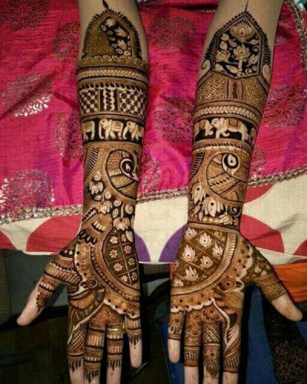 In this image you can see a bombay mehandi design by one of the best bombay mehandi designer in jhansi, Vijay Mehandi Art & Permanent tattoo Art