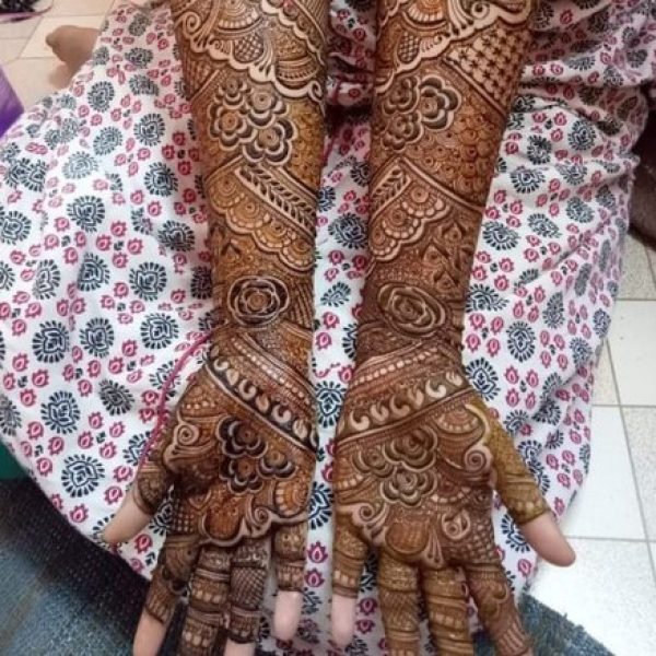 In this image you can see a marwari mehndi design by one of the best marwari mehndi designer in jhansi, Vijay Mehndi Art & Permanent Tattoo Art