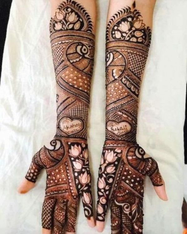In this image you can see a bombay mehndi design by one of the best bombay mehndi designer in jhansi, Vijay Mehndi Art & Permanent tattoo Art