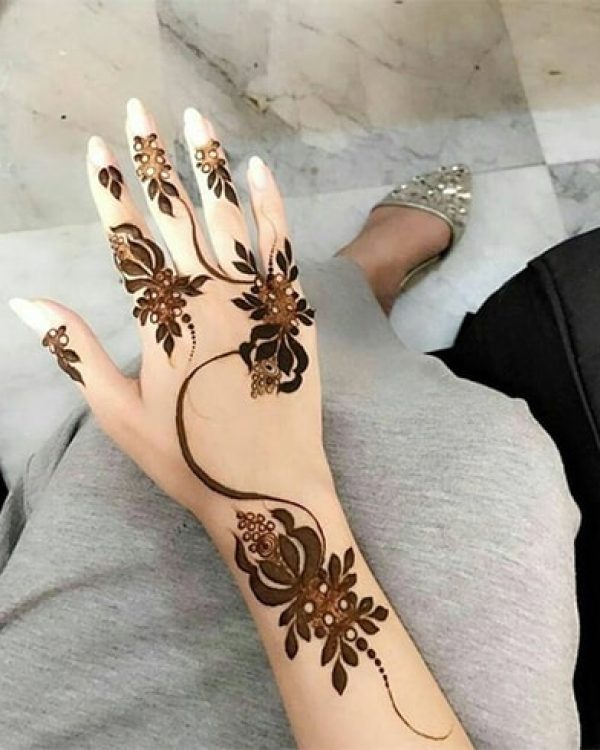 In this image you can see a very beautiful indo arabic mehndi design by one of the best Indo Arabic Mehndi Designer in jhansi, Vijay Mehndi Art & Permanent Tattoo Art