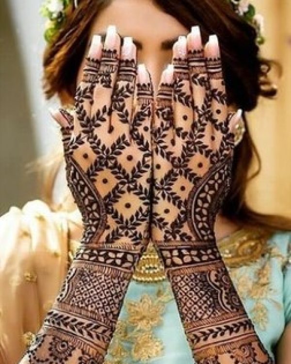 In this image you can see a bride who showing her Mehndi design, this design by on of the best bridal mehndi designer in jhansi, Vijay Mehndi Art & Permanent Tattoo Art
